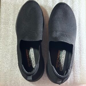Like new Skechers slip ons 
Ladies size 9